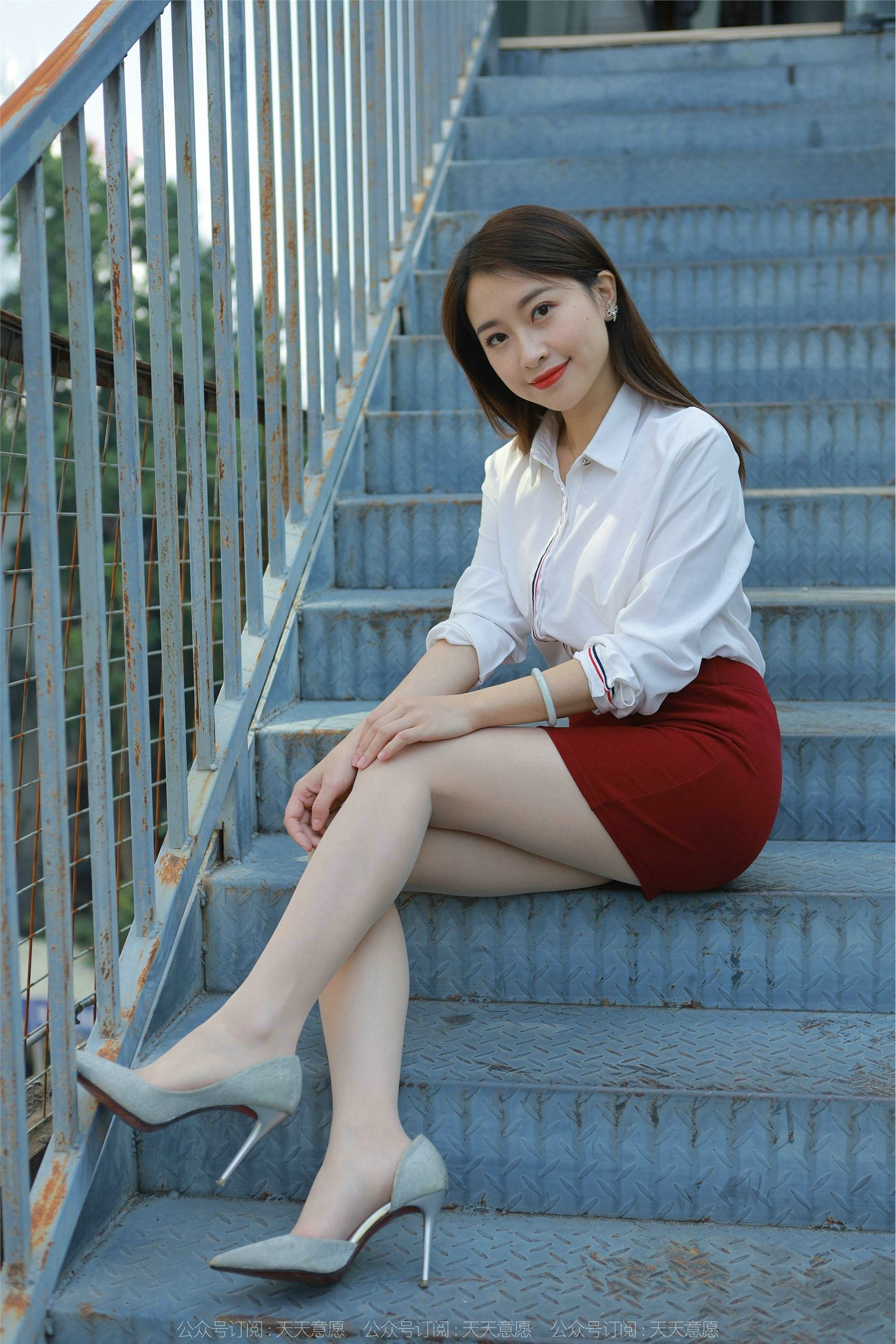 IESS异思趣向  2022.02.17 丝享家1006：小婕《性感红色包臀裙》